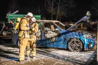 Esslingen-Sirnau: BMW SUV brennt vollstaendig aus - Brandstiftung - 160.000 Euro Schaden 